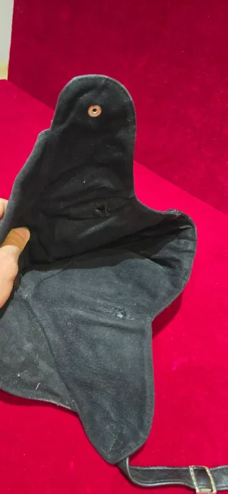 Casco antiguo de moto cuero