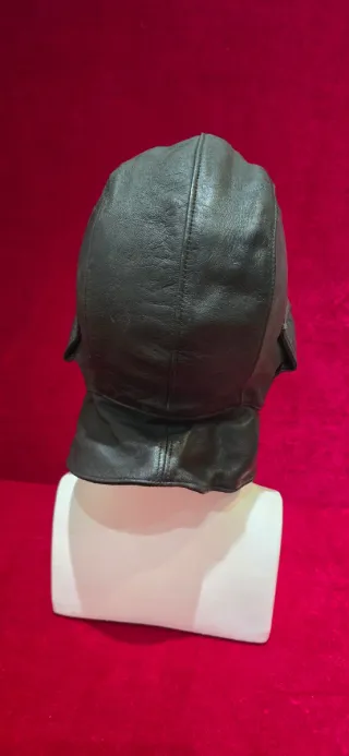 Casco antiguo de moto cuero