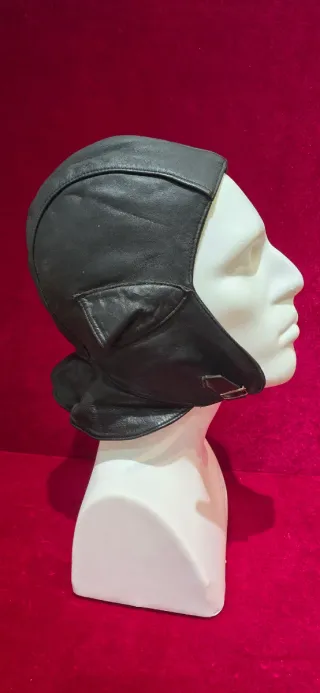 Casco antiguo de moto cuero