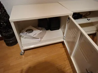 NO TIENEN LLAVES Mesitas metálicas blancas (2 unid