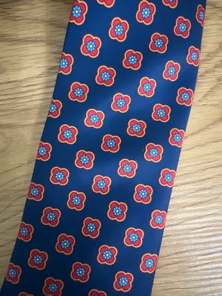 Corbata azul con estampado floral