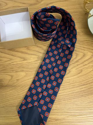 Corbata azul con estampado floral