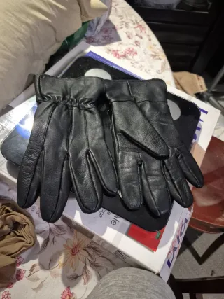 Guantes de piel negros