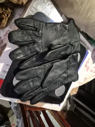 Guantes de piel negros