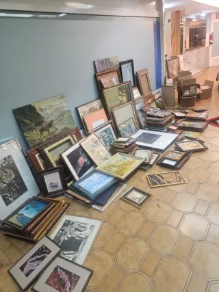 GRAN LOTE DE CUADROS OLEOS ACUARELAS Y OTROS