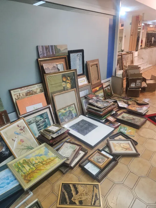 GRAN LOTE DE CUADROS OLEOS ACUARELAS Y OTROS