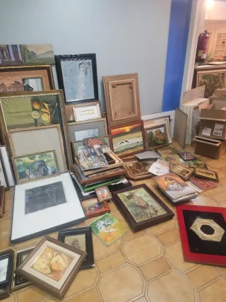 GRAN LOTE DE CUADROS OLEOS ACUARELAS Y OTROS