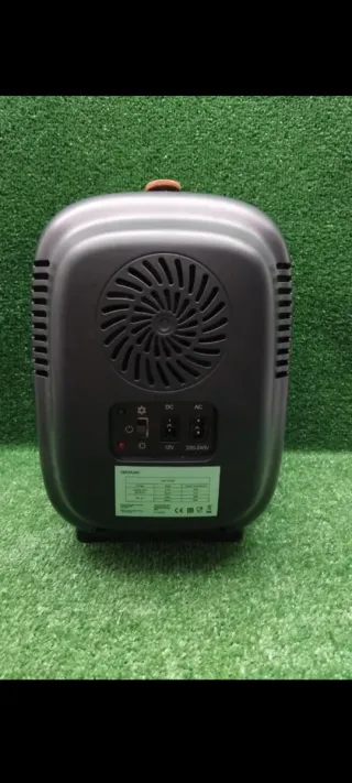 Mini nevera Cecotec negra