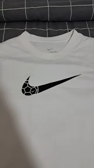 Camiseta Nike Blanca con Swoosh Negro – Talla S