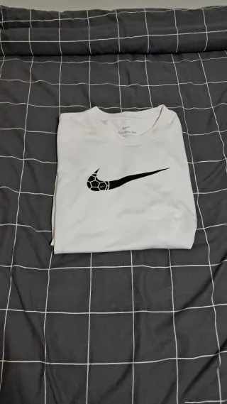 Camiseta Nike Blanca con Swoosh Negro – Talla S
