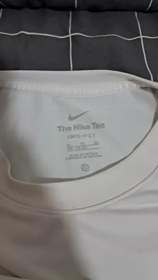 Camiseta Nike Blanca con Swoosh Negro – Talla S