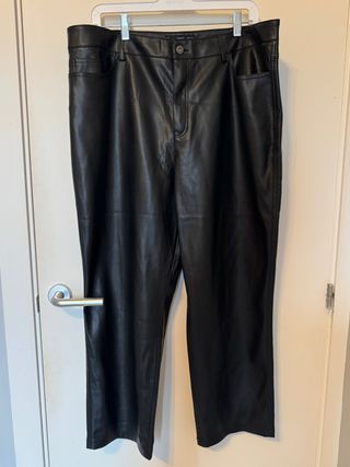 Pantalones efecto cuero Mango negros