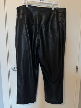 Pantalones efecto cuero Mango negros
