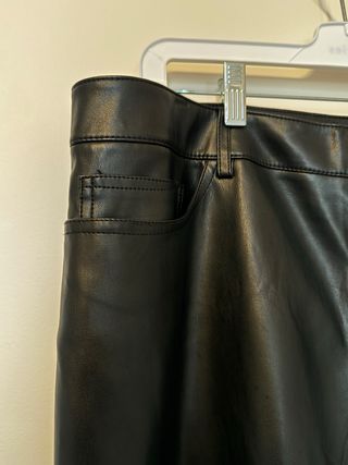 Pantalones efecto cuero Mango negros
