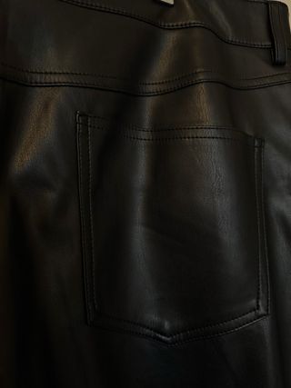 Pantalones efecto cuero Mango negros