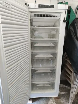 Congelador vertical Whirlpool 160cm