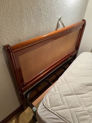 Cabecero de madera y mimbre
