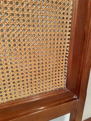 Cabecero de madera y mimbre