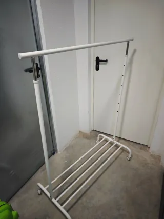 Burro perchero de metal blanco