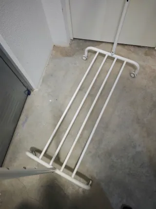 Burro perchero de metal blanco