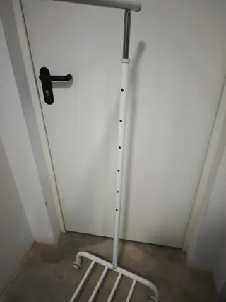 Burro perchero de metal blanco