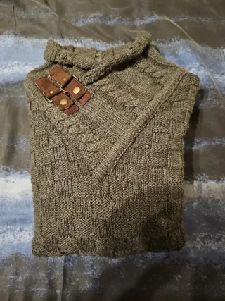 Jersey cuello alto gris con botones