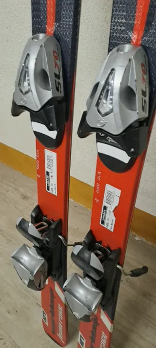 Esquís y bastones niño