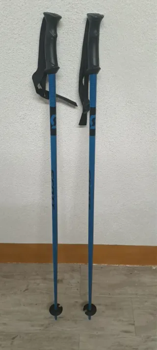 Esquís y bastones niño