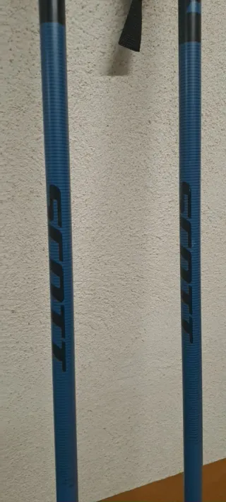 Esquís y bastones niño