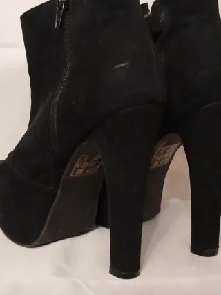 Botines de tacón con plataforma y detalles