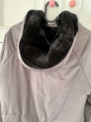 Abrigo parka gris con capucha de pelo