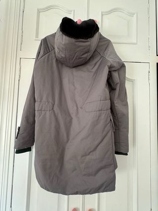 Abrigo parka gris con capucha de pelo