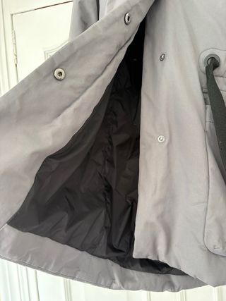 Abrigo parka gris con capucha de pelo