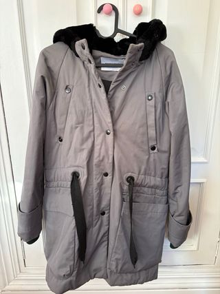 Abrigo parka gris con capucha de pelo