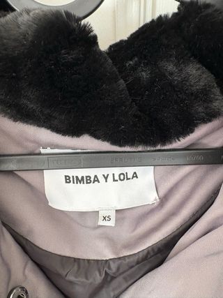 Abrigo parka gris con capucha de pelo