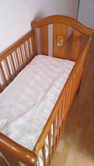 Cuna de madera con osito