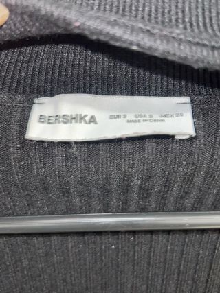 Jersey Bershka cuello alto cut-out negro
