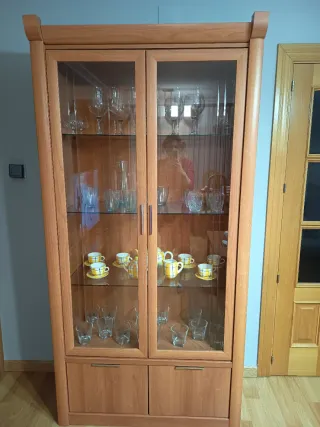 Salón completo( muebles sillas mesa, vitrina)