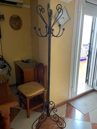 Perchero de pie metal y madera