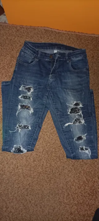 Pantalón vaquero mujer con rotos y lentejuelas