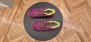 Zapatillas de tenis moradas y naranjas