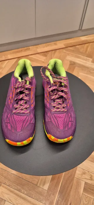 Zapatillas de tenis moradas y naranjas