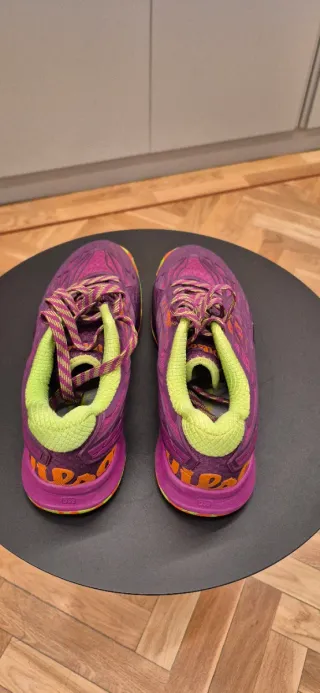 Zapatillas de tenis moradas y naranjas