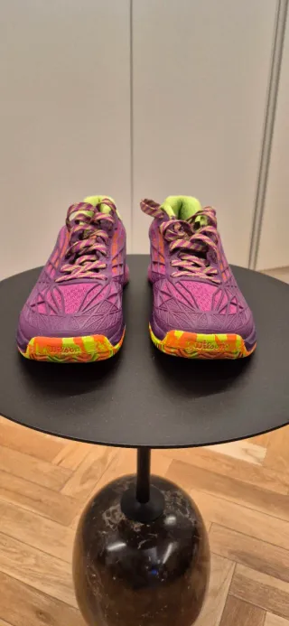 Zapatillas de tenis moradas y naranjas