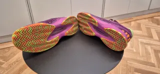 Zapatillas de tenis moradas y naranjas