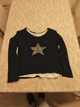 Camiseta negra con estrella plateada