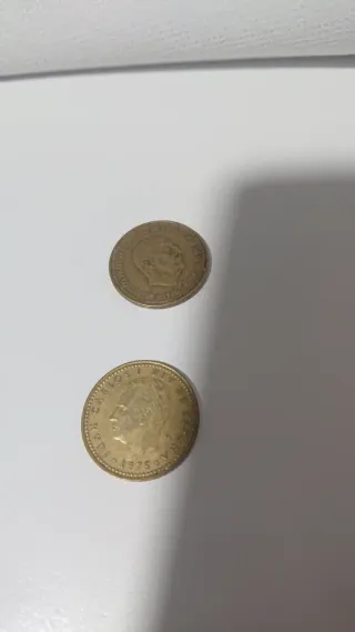 2 Monedas antiguas: 1 Peseta 1975 y 1966