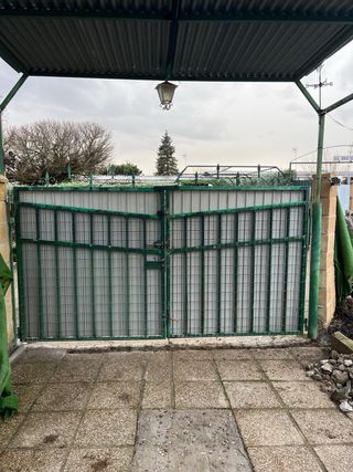 Puerta de entrada de patio