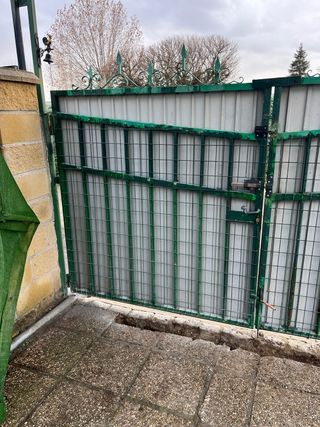 Puerta de entrada de patio