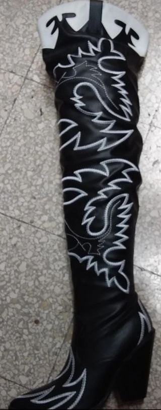 Stivali alti al ginocchio neri e bianchi texano